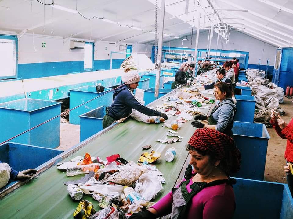 Ce se întâmplă la o stație de sortare a deșeurilor? // What happens to a waste sorting facility?